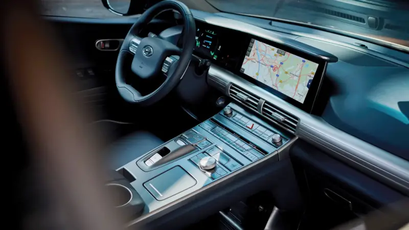 Interieur van de Hyundai Nexo taxi van Taxi Amro Groningen met navigatiescherm